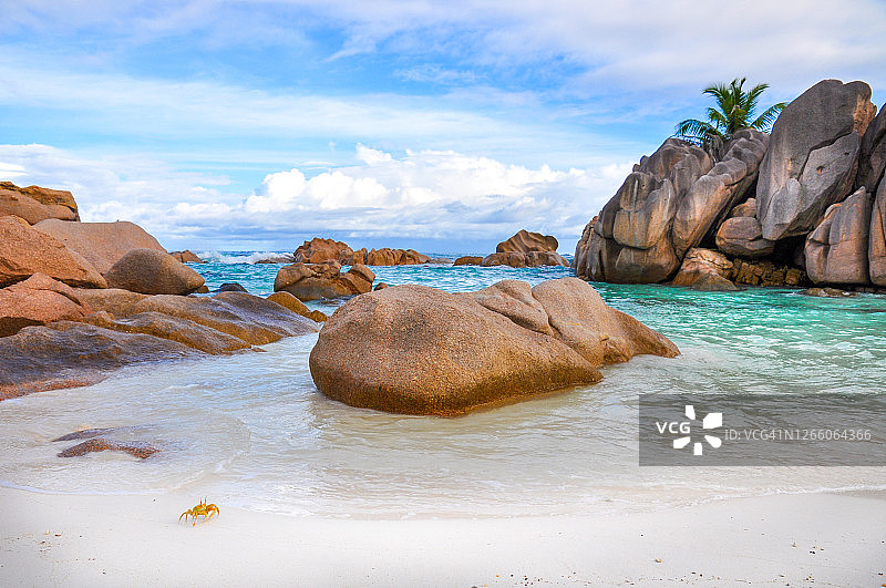 塞舌尔拉迪格岛Anse Coco海滩上的花岗岩红色岩石图片素材