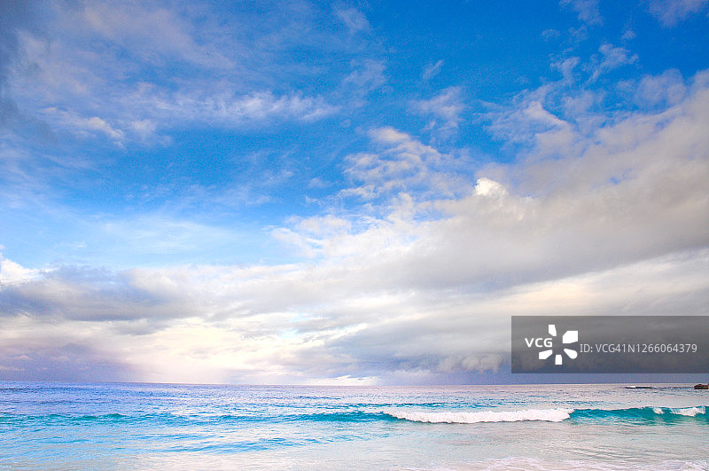 从安塞科科斯海岸看到的印度洋海景，有海浪和美丽的天空图片素材