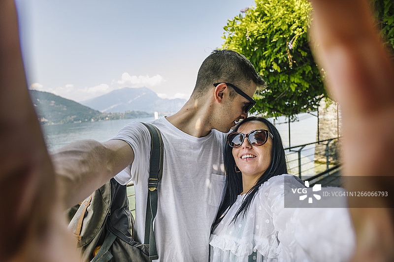 快乐的年轻情侣自拍图片素材