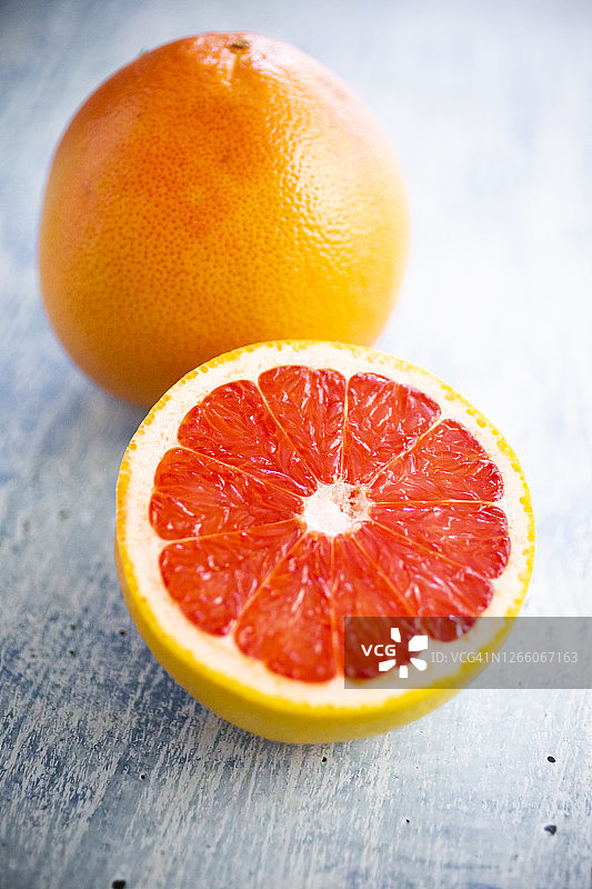 木板上的新鲜葡萄柚果块图片素材