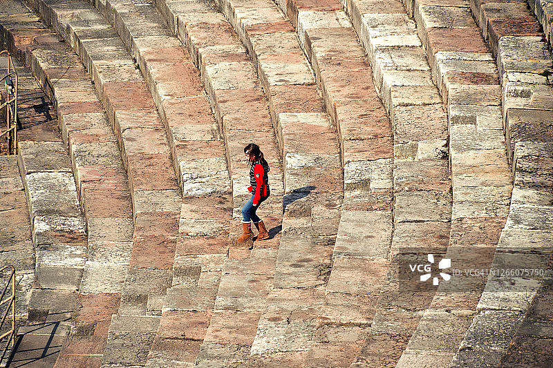 女孩走下意大利维罗纳第二大罗马竞技场的台阶图片素材
