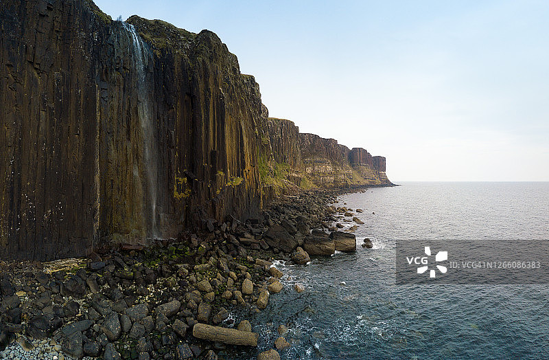 苏格兰斯凯岛米尔特瀑布和裙岩航拍图片素材