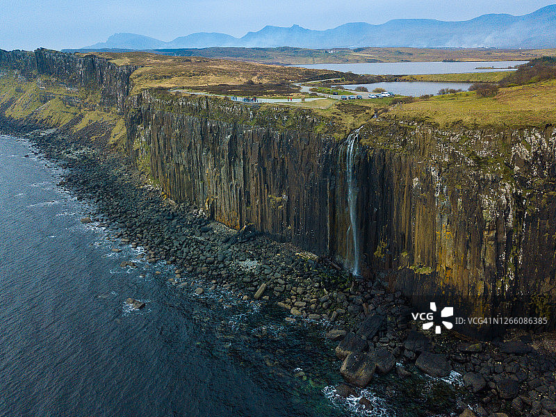 苏格兰斯凯岛米尔特瀑布和裙岩航拍图片素材