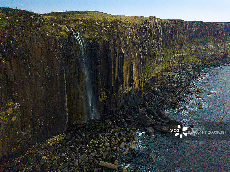 苏格兰斯凯岛米尔特瀑布和裙岩航拍图片素材