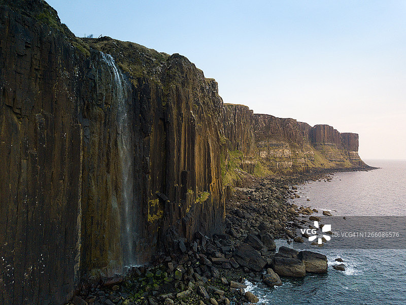 苏格兰斯凯岛米尔特瀑布和裙岩航拍图片素材