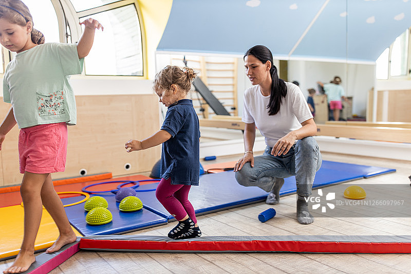 理疗师为儿童进行理疗图片素材