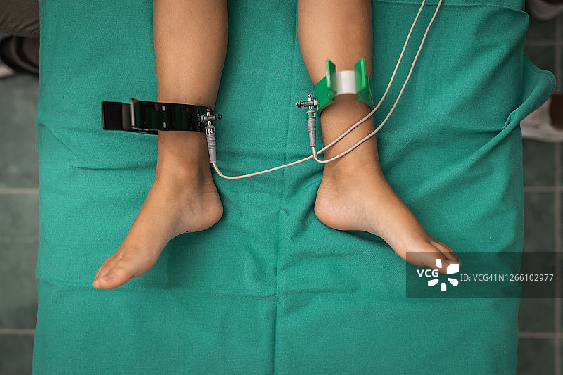 医生检查时躺在检查台上的女孩图片素材