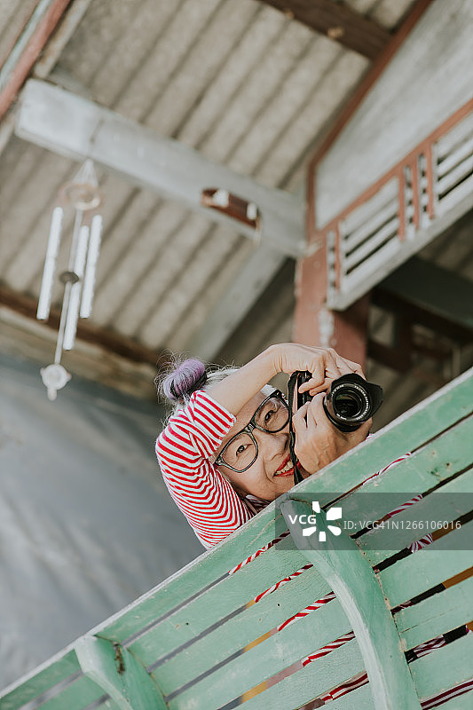 带着胶片相机的年长妇女图片素材