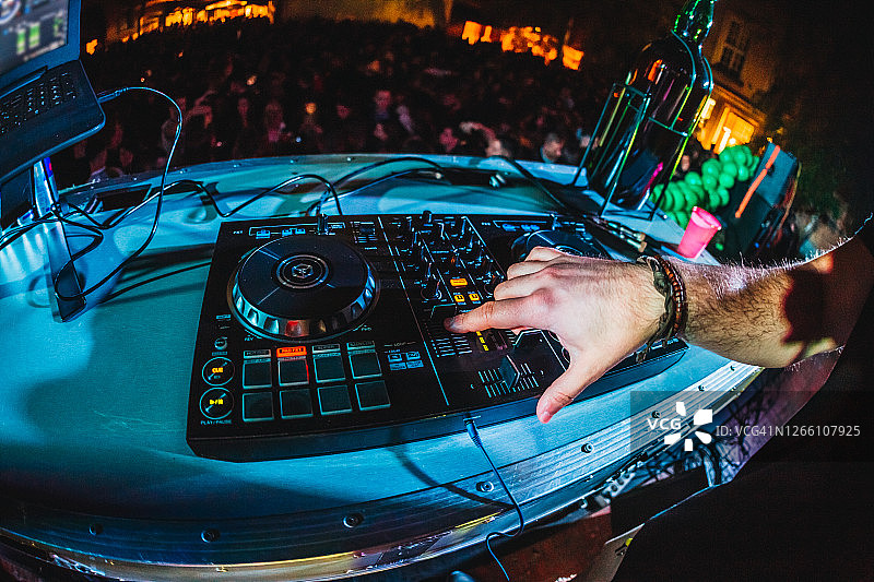 DJ在派对上播放和混合音乐图片素材