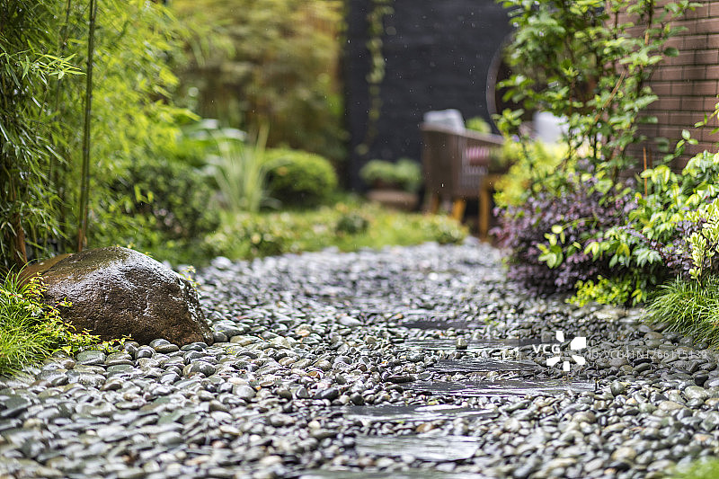 装饰性鹅卵石铺设花坛小径图片素材