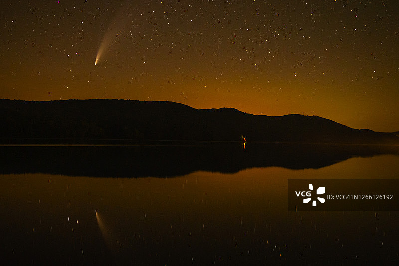 尼欧怀兹彗星划过佛蒙特州西北部的天空图片素材