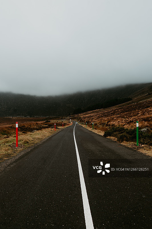 沿着野生大西洋之路的带有绿色和红色标记的道路图片素材