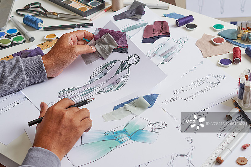 时装设计师绘制服装设计草图图片素材