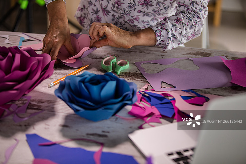 中年妇女在隔离期间探索新的爱好图片素材