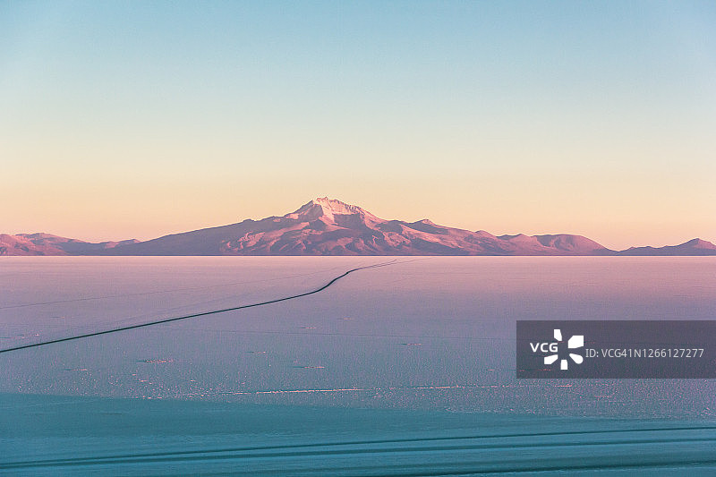 太阳在玻利维亚盐漠中落下图片素材