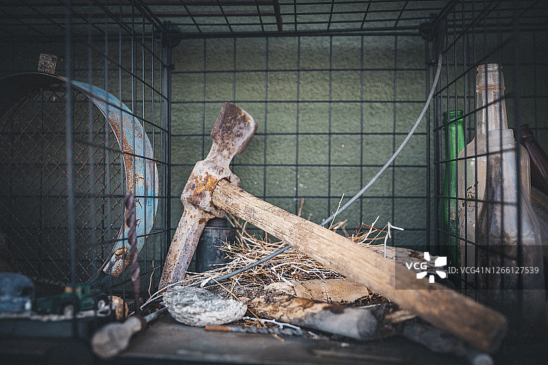 加利福尼亚沙漠中房屋附近的旧锤子图片素材