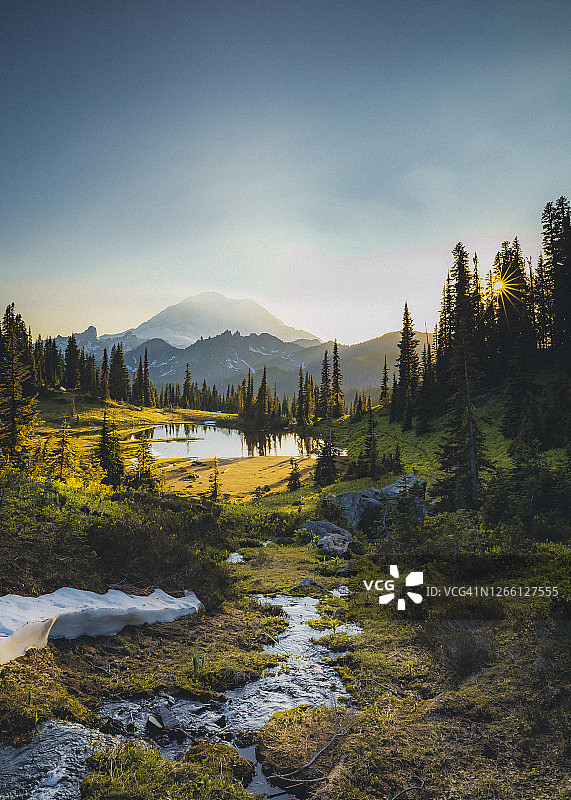 华盛顿州蒂普索湖日落与雷尼尔山倒影图片素材