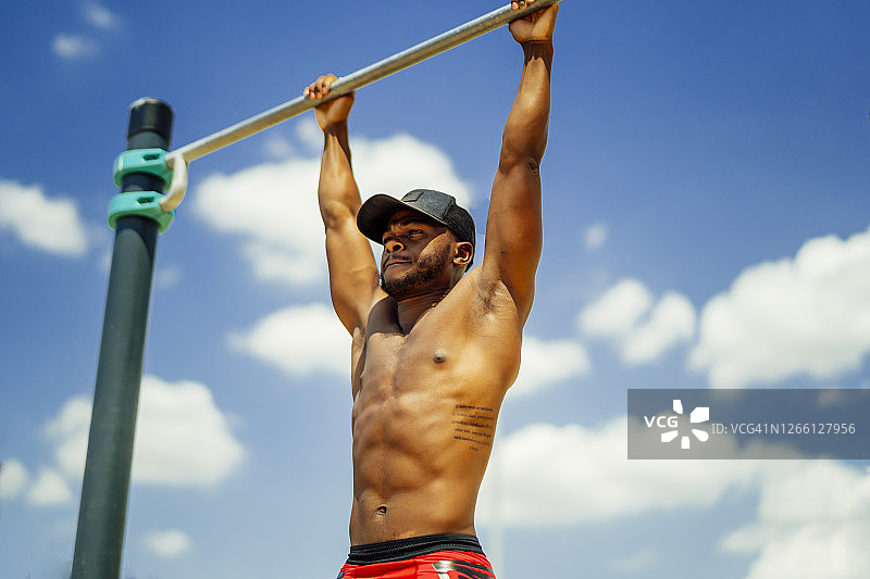 年轻的运动员做杠铃练习图片素材