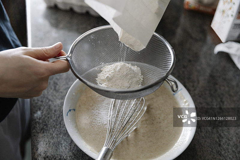 在厨房筛面粉制作糕点的人高角度局部拍摄图片素材