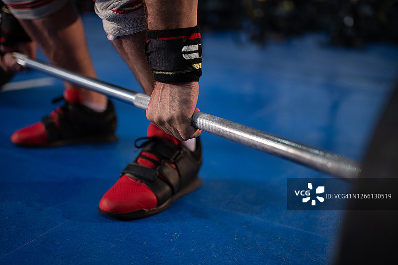 健身房里举杠铃的运动员图片素材