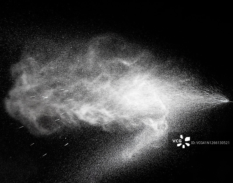 黑色背景上白色水压喷射水滴纹理特写图片素材
