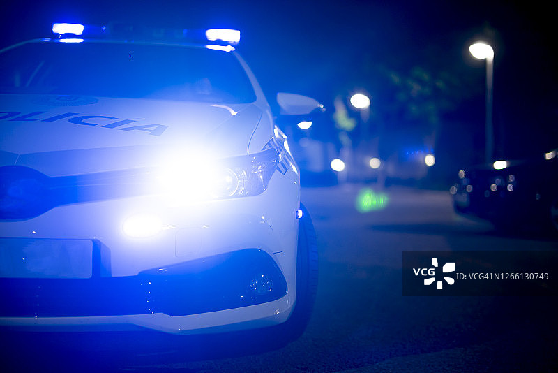开启应急灯的警车图片素材