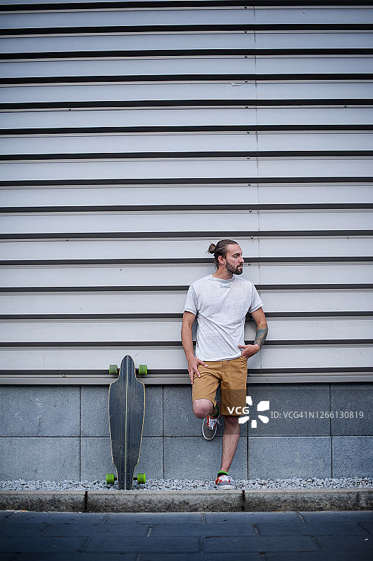 手持滑板的男孩图片素材