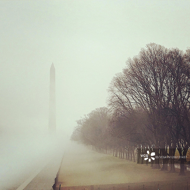 雾天中的华盛顿纪念碑景观图片素材