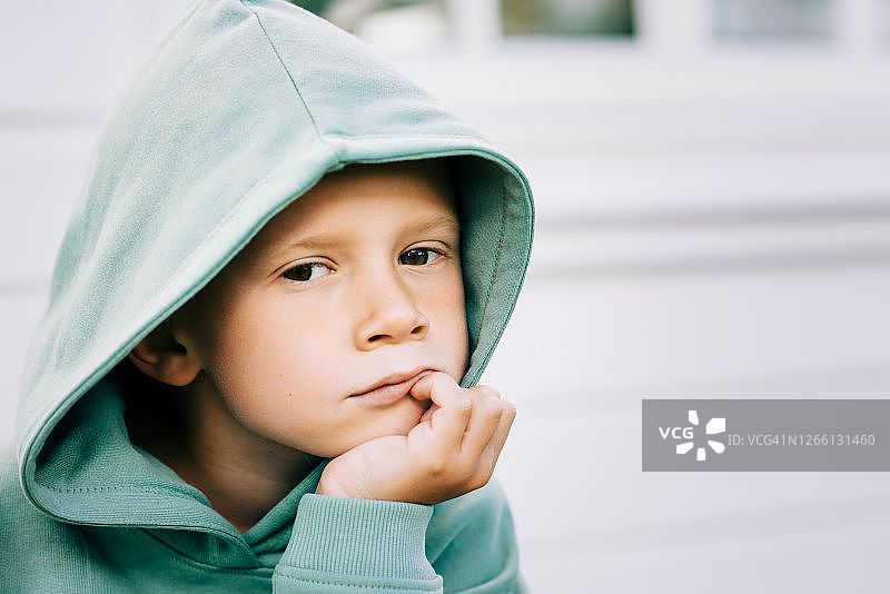 戴着帽子的男孩特写肖像图片素材