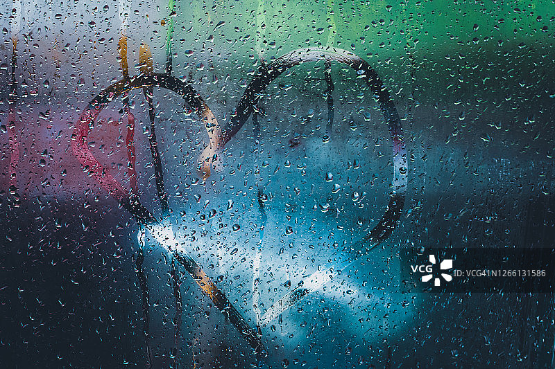 雨后湿漉漉的窗户上的心形图案图片素材