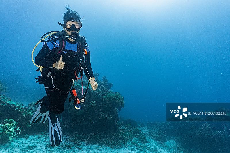 潜水员探索大堡礁图片素材