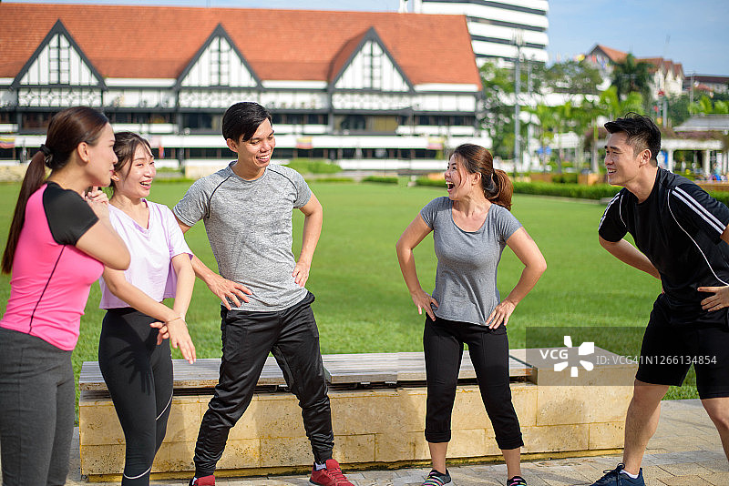 在公园热身和伸展运动的运动人群图片素材