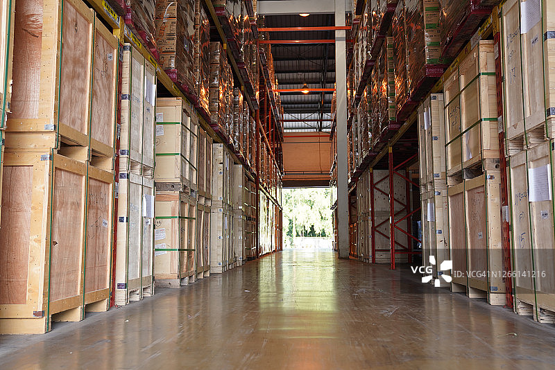 仓库工业建筑：集装箱货架图片素材