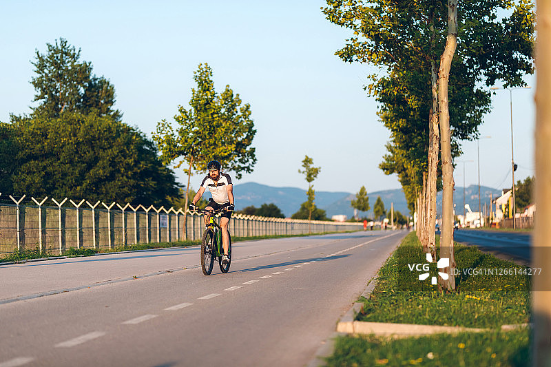 骑行者在骑自行车图片素材