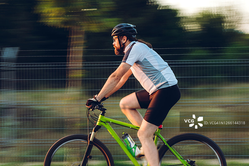骑行者在骑自行车图片素材