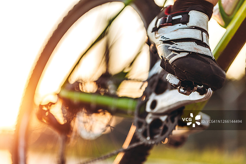 骑自行车者的脚踩在自行车脚踏板上图片素材