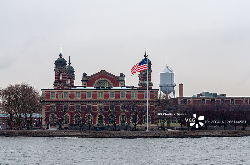 带有美国国旗的埃利斯岛图片素材