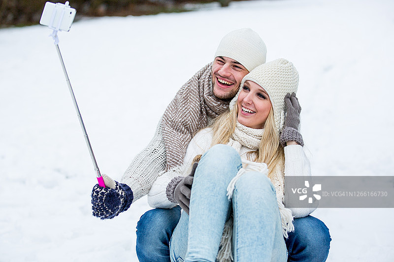 相爱的年轻夫妇在户外玩耍图片素材