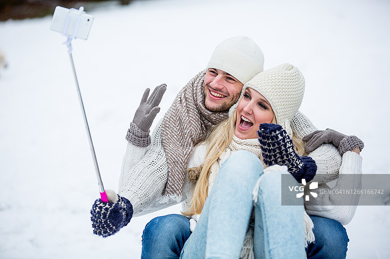相爱的年轻夫妇在户外玩耍图片素材
