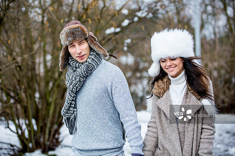 相爱的年轻夫妇在户外玩耍图片素材