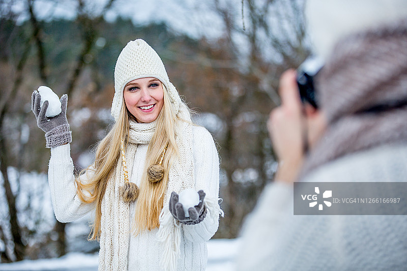 相爱的年轻夫妇在户外玩耍图片素材