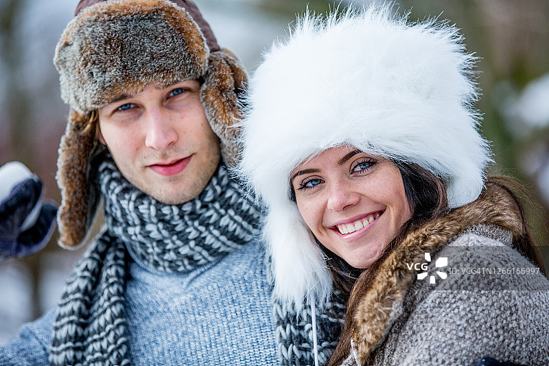 相爱的年轻夫妇在户外玩耍图片素材