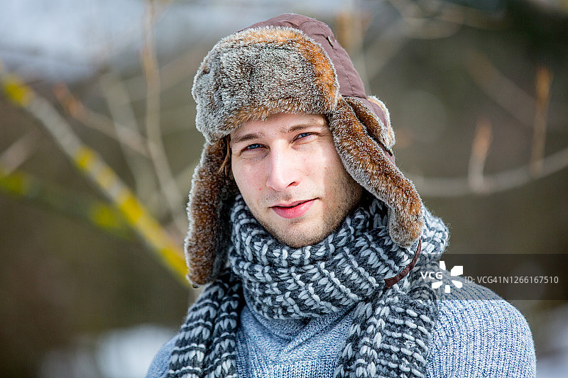 年轻男人在户外玩耍图片素材