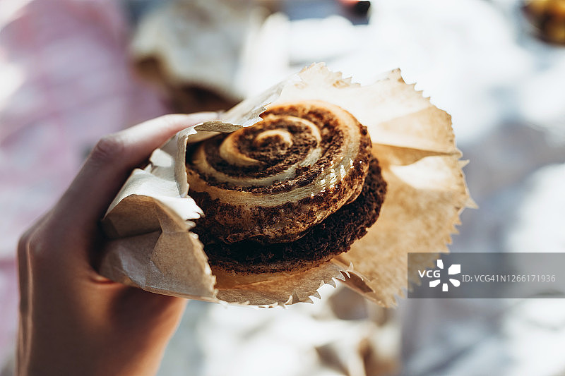 手拿新鲜出炉的肉桂卷图片素材