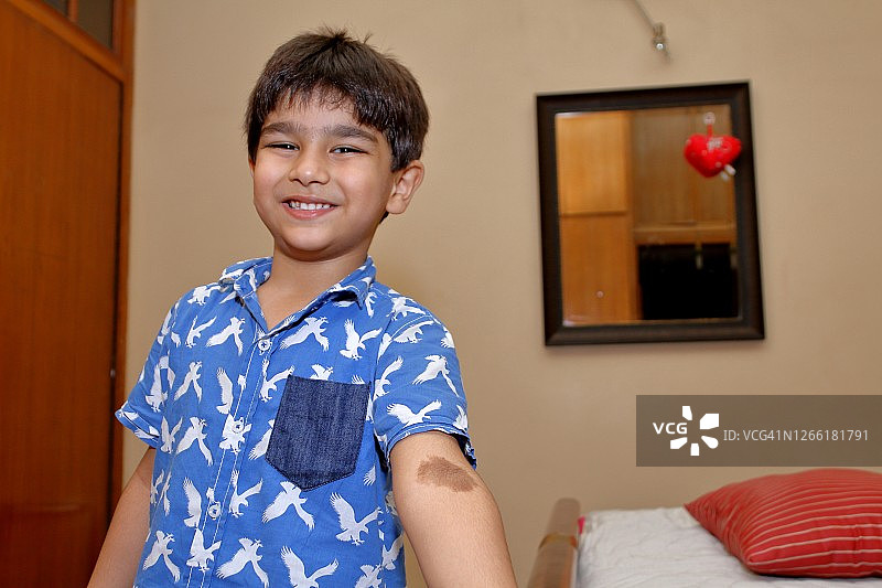 展示左臂胎记的小男孩图片素材