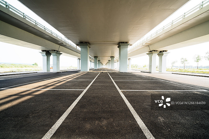 高架桥下的停车场图片素材