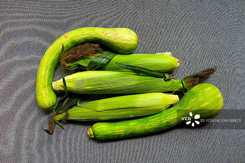 蔓生夏南瓜和新鲜玉米图片素材