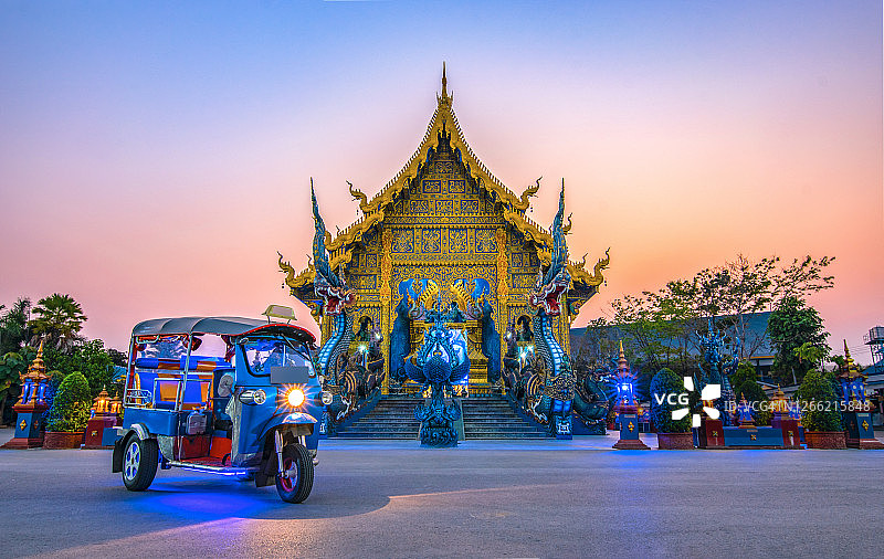 位于清莱府Mueang区Rong Suea Ten社区的Wat Rong Suea Ten图片素材