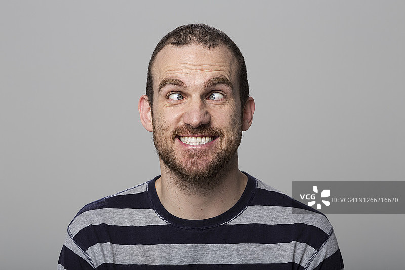 男人眯着眼图片素材