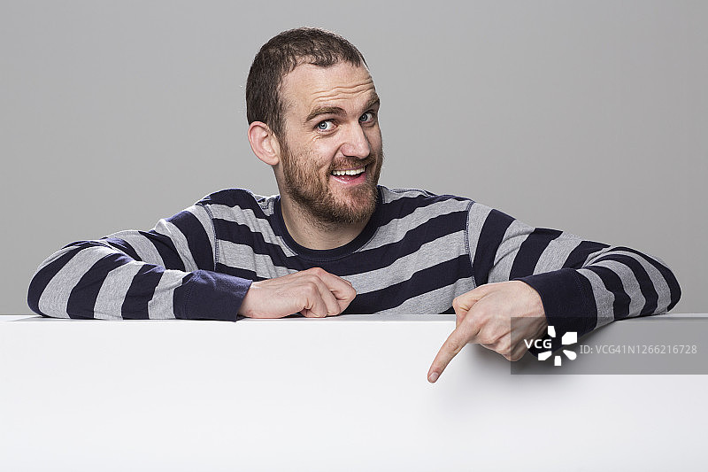 男人向下指图片素材